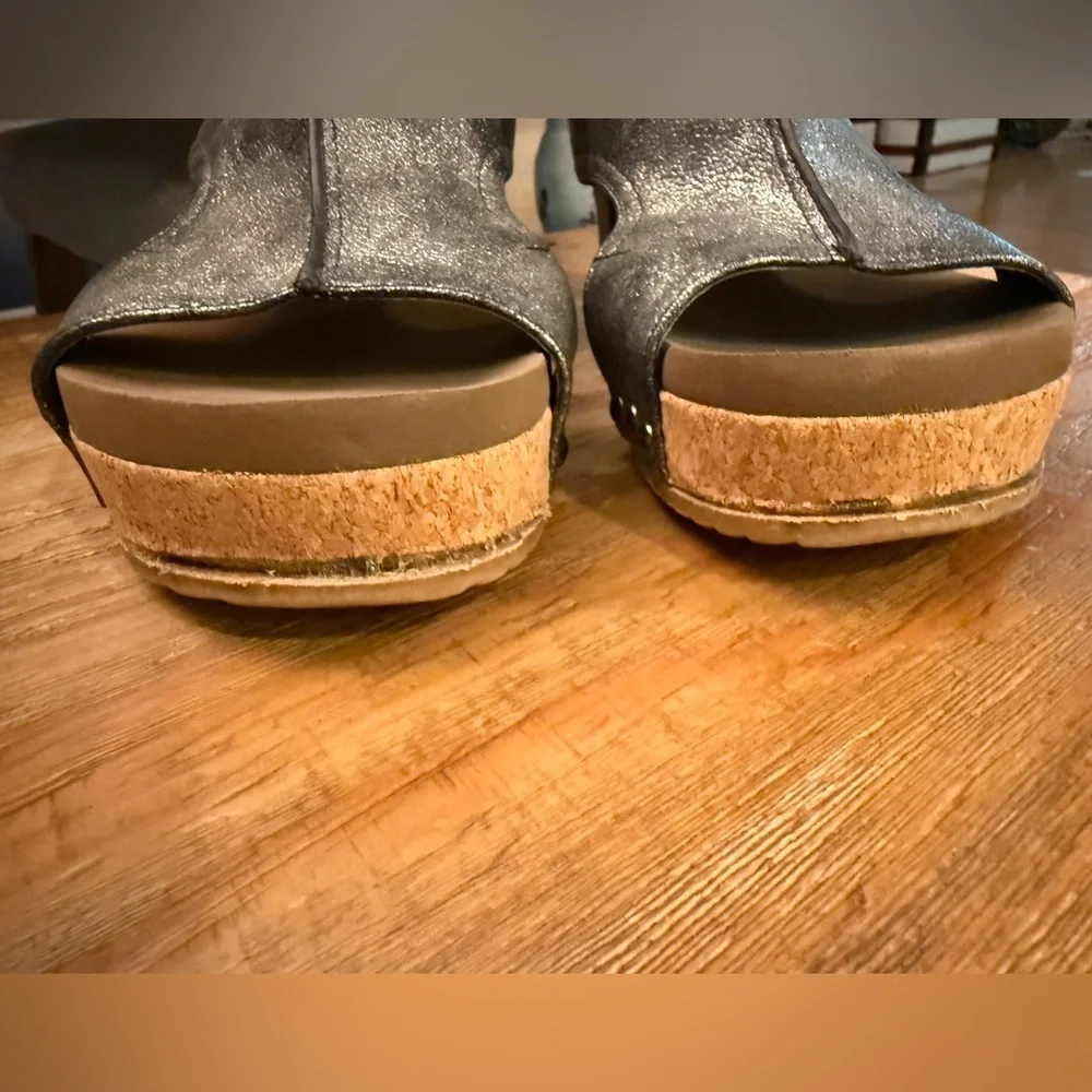 Corkys Silver Metallic T-Strap Sandals with Cushioned Footbed - Picture 2 of 5